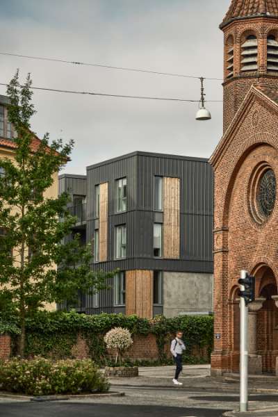 Stahlprofile und Holz elegant kombiniert an der Fassade moderner Wohnhäuser in Aalborg, Badehusvej 1, 9000 Aalborg